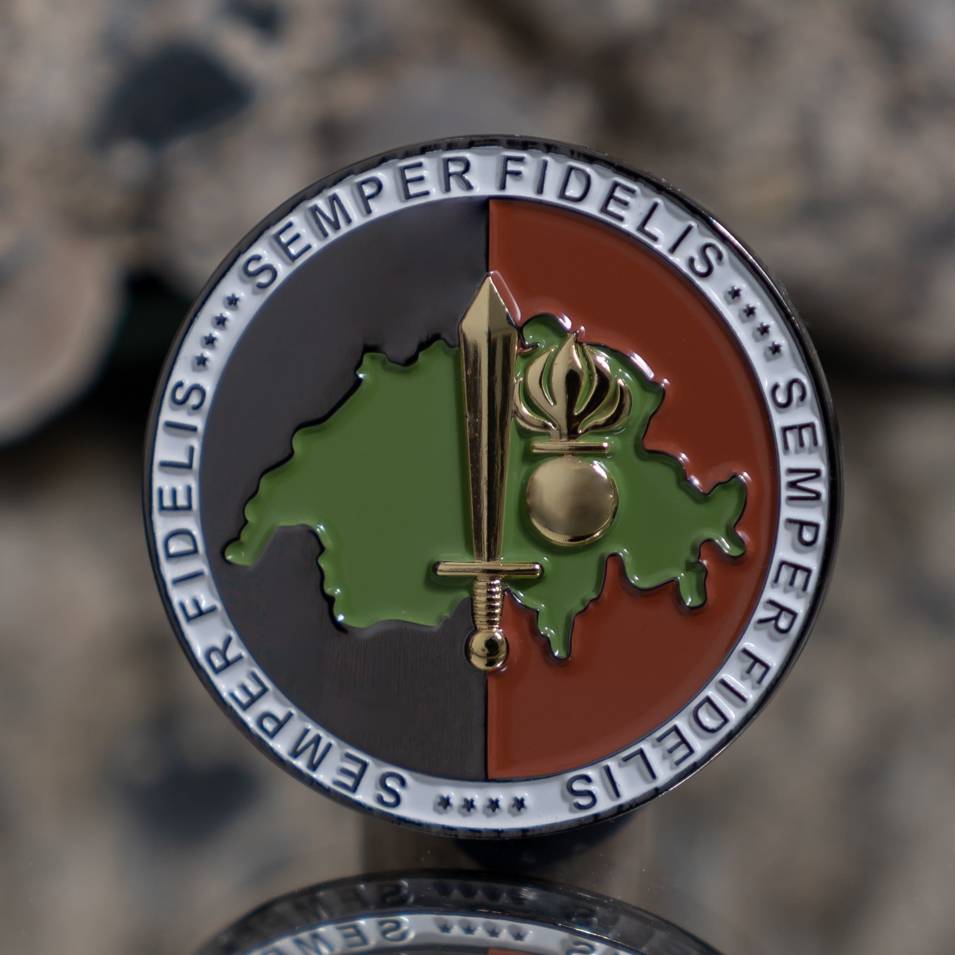 Eine Army Coin Ch Münze mit Schwert- und Emblem-Design, umgeben von "Semper Fidelis".