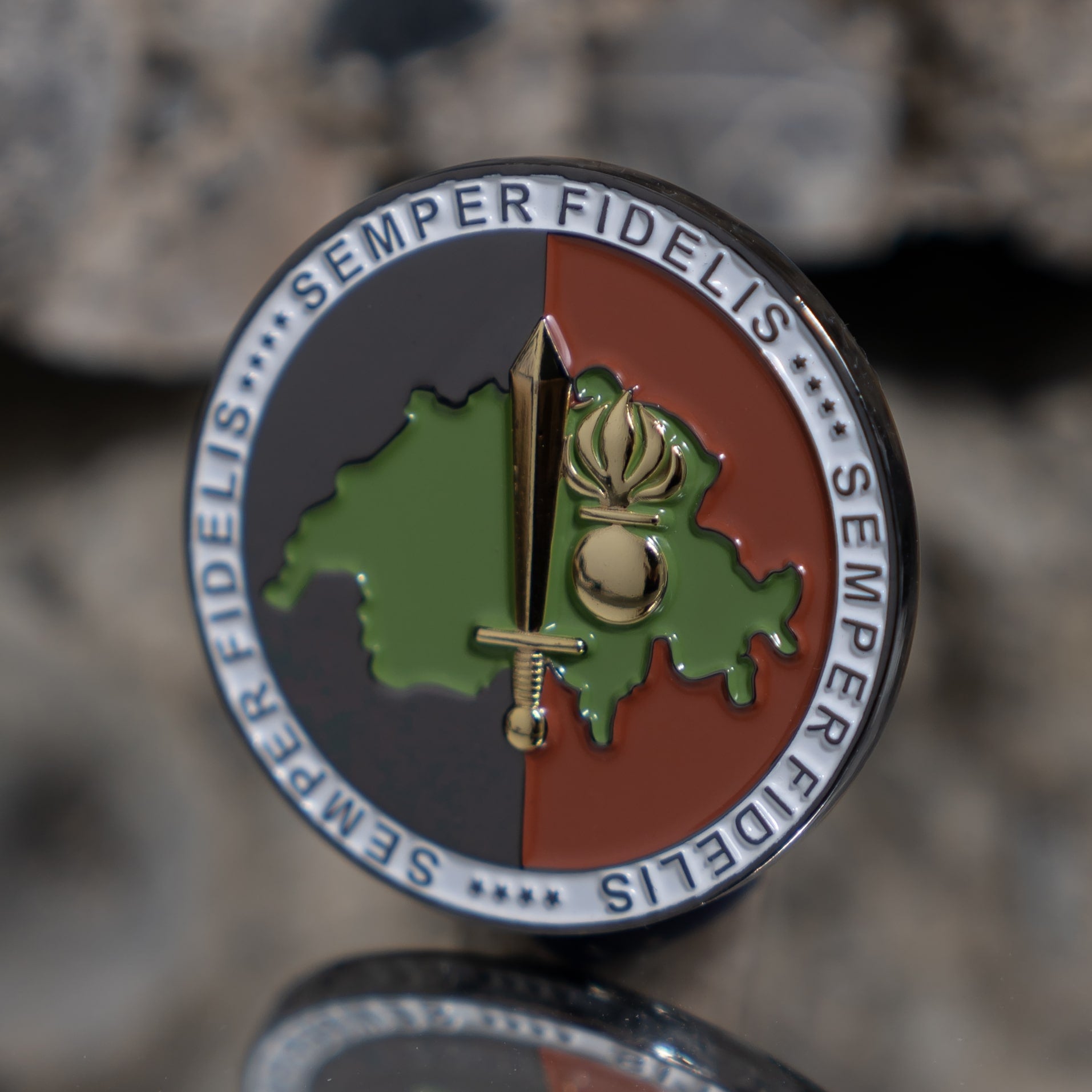 Ein Army Coin Ch zeigt ein Schwert und eine Karte mit "Semper Fidelis".
