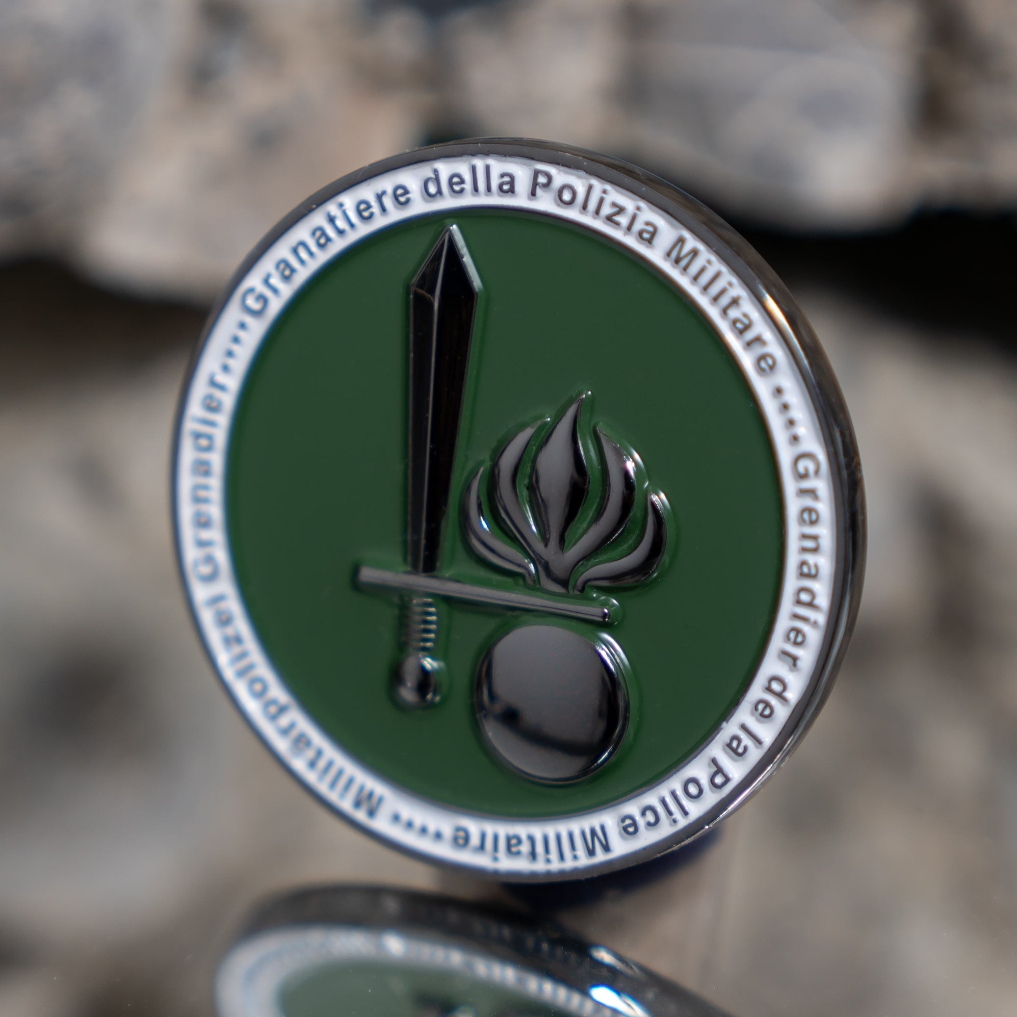 Grünes Army Coin Ch Abzeichen mit Schwert und Flamme, symbolisiert militärische Stärke.