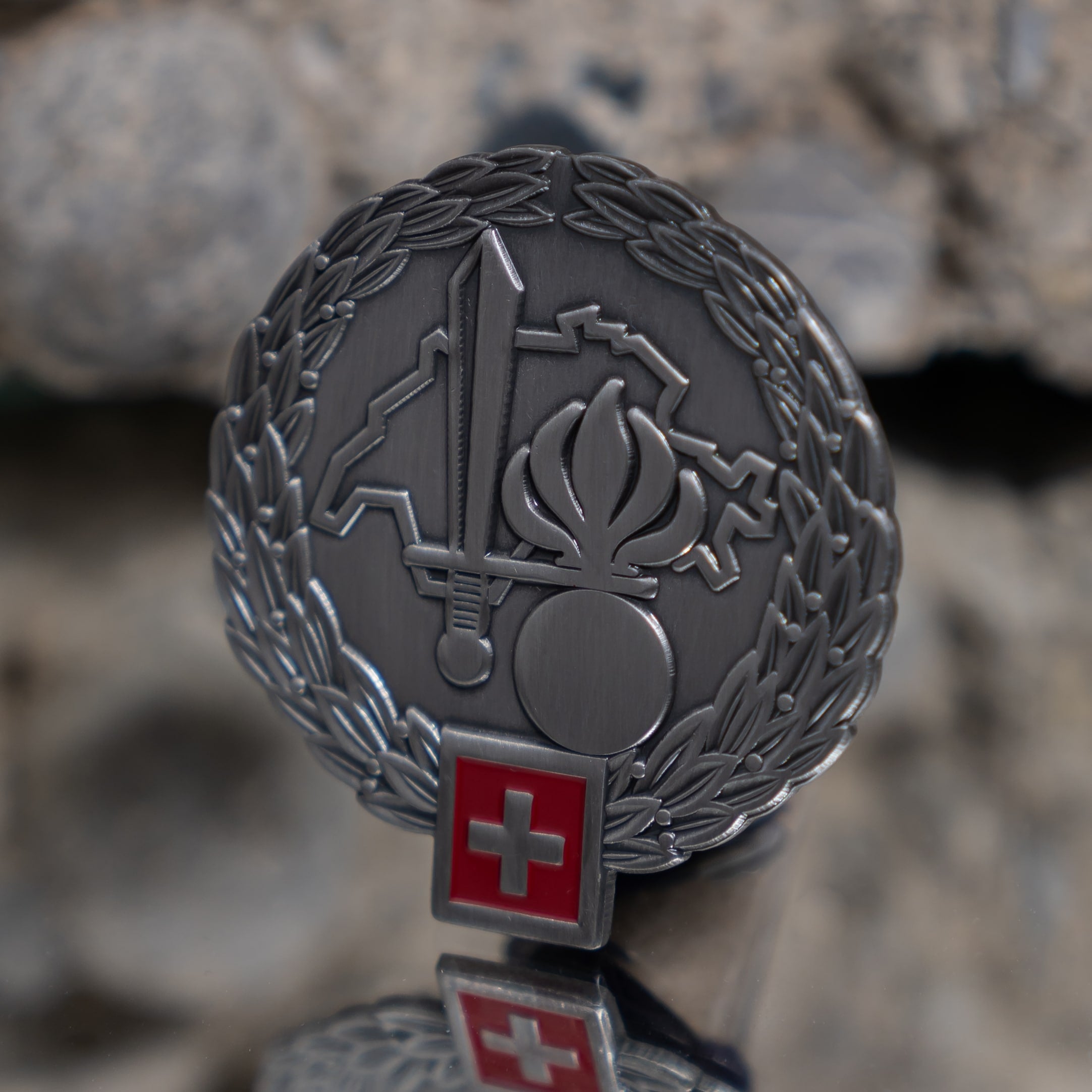 Metallmünze mit Schweizer Kreuz und Symbolen, hergestellt von Army Coin Ch.