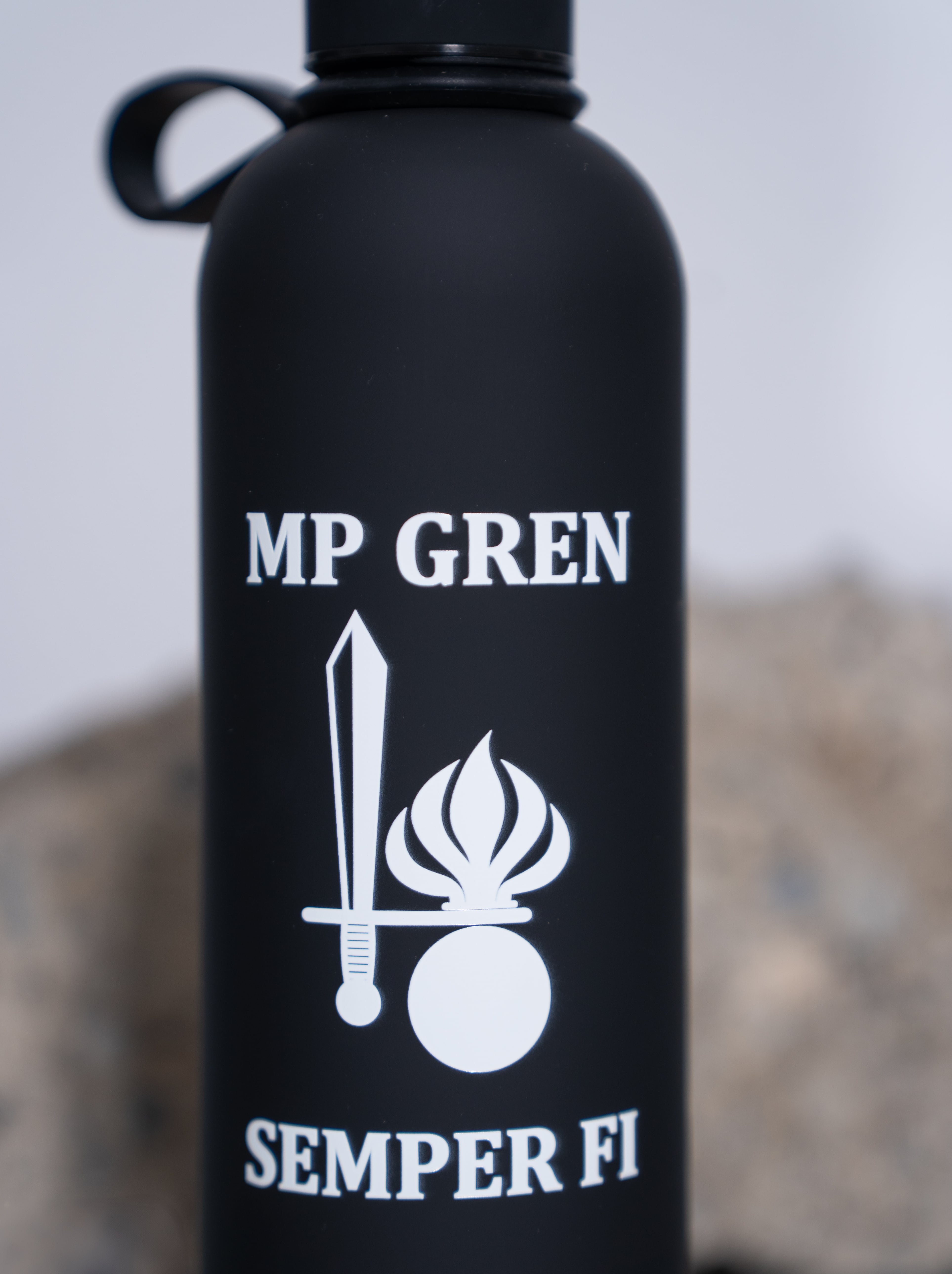 Schwarze Trinkflasche mit Army Coin Ch Logo und Schriftzug "MP GREN SEMPER FI".