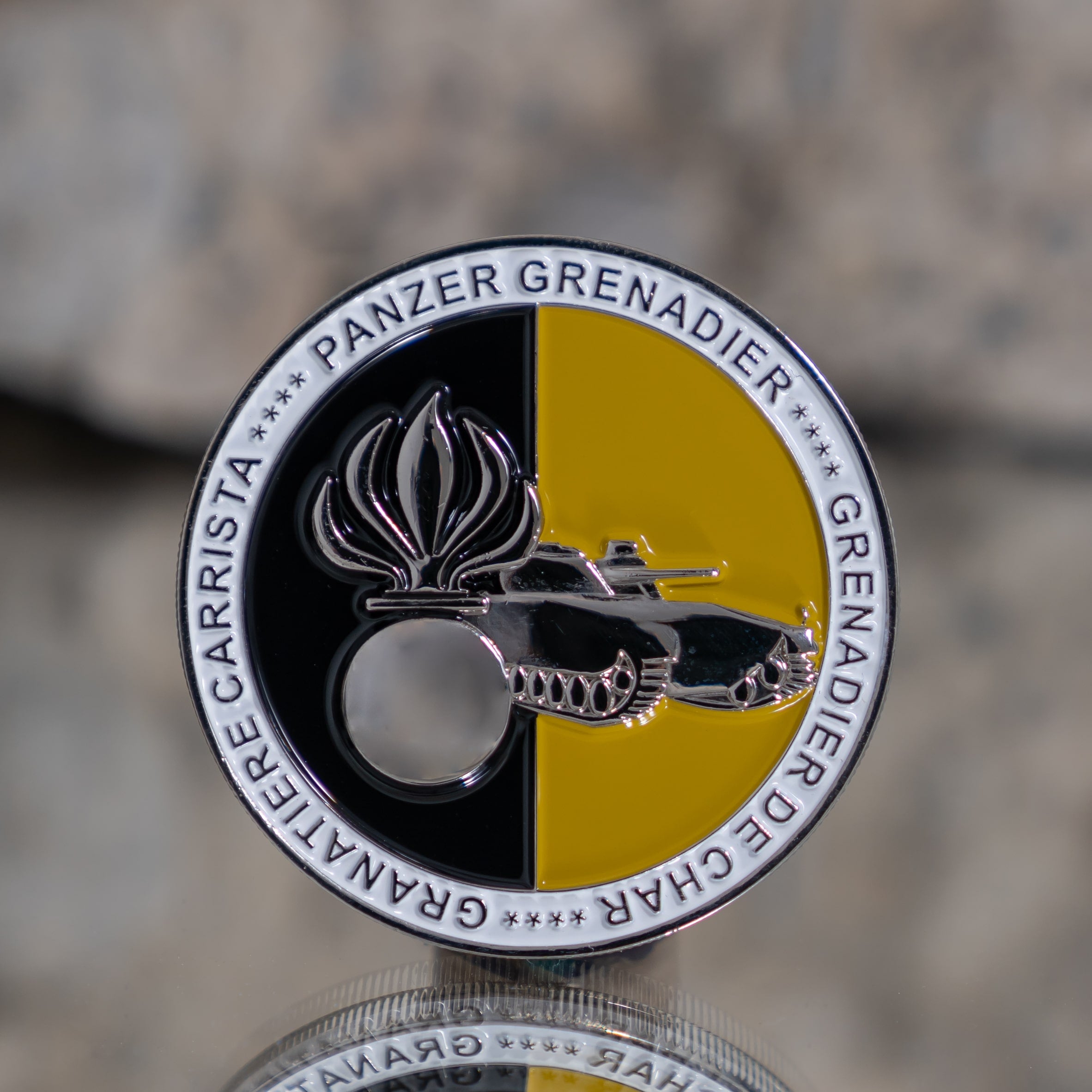 Runde Army Coin Ch Münze mit Panzer- und Flammenmotiv, schwarz-gelb gestaltet.